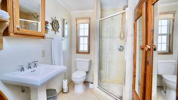 Douche, serviettes fournies, savon, papier toilette