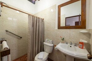 Departamento clásico | Baño | Regadera, regadera tipo lluvia, toallas, jabón 