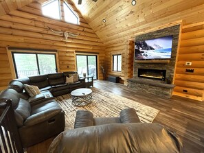 Televisión, chimenea, futbolito