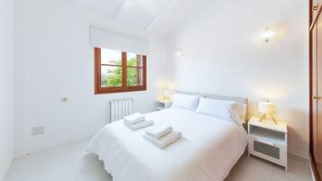 4 bedrooms, in-room safe, desk, iron/ironing board