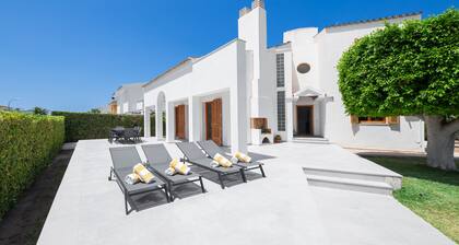 Casa Felix liegt in einem wohngebiet, mit privatem pool und garten.