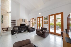 Smart-TV, bøker, musikkbibliotek og stereoanlegg