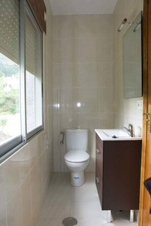 Dusche, Bidet, Handtücher, Seife