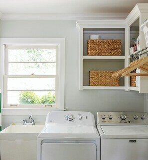 Interior - Game Day Retreat minutes to Downtown and Sanford Stadium (Athens)