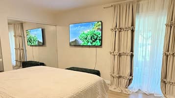 4 bedrooms, iron/ironing board, travel crib, free WiFi