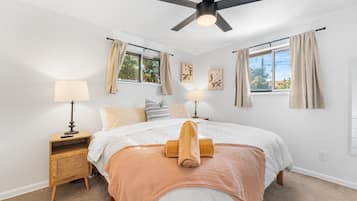 4 habitaciones, escritorio y tabla de planchar con plancha