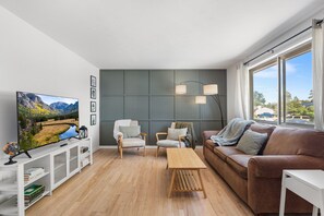 Smart-TV, Kamin, Videospiele, Tischfußball