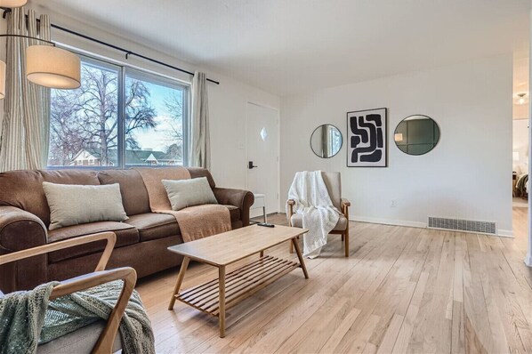 Smart TV, fireplace, books, offices