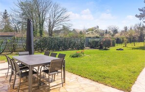 Outdoor dining - Amazing home in Flacy with WiFi (Flacy)