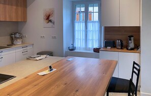 Fridge, microwave, oven, stovetop - Amazing home in Flacy with WiFi (Flacy)