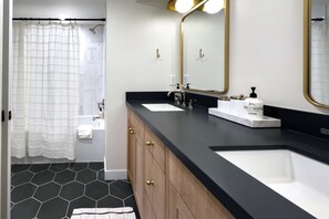 Combined shower/tub, hair dryer, towels
