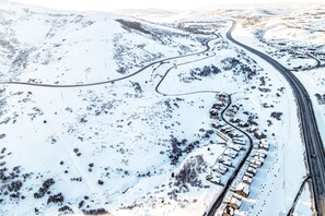 Un paysage enneigé avec une route sinueuse et une voie ferrée.