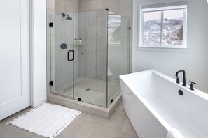 Combined shower/bathtub, hair dryer, towels - Park City Mountain Escape (Hideout)