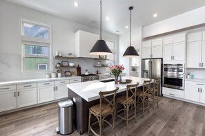 Kjøleskap, mikrobølgeovn, ovn og kokeplater