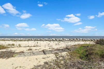 Spring Cottage - newly renovated oceanfront home