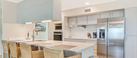 Refrigerador, microondas, horno y parrilla de estufa