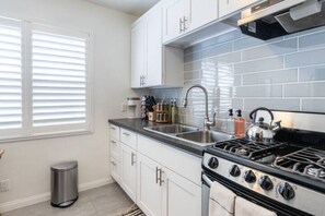 Frigorífico, horno, placa de cocina y cafetera o tetera