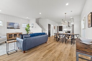 Smart TV - DerbyDeluxe: Sunny & Modern, Near Derby (Jeffersonville)