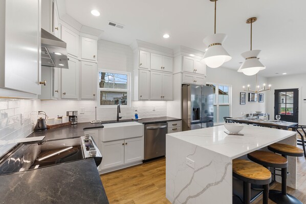 Réfrigérateur, micro-ondes, four, plaque de cuisson