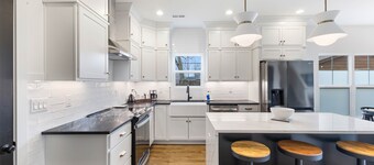 DerbyDeluxe: Sunny & Modern, Near Derby