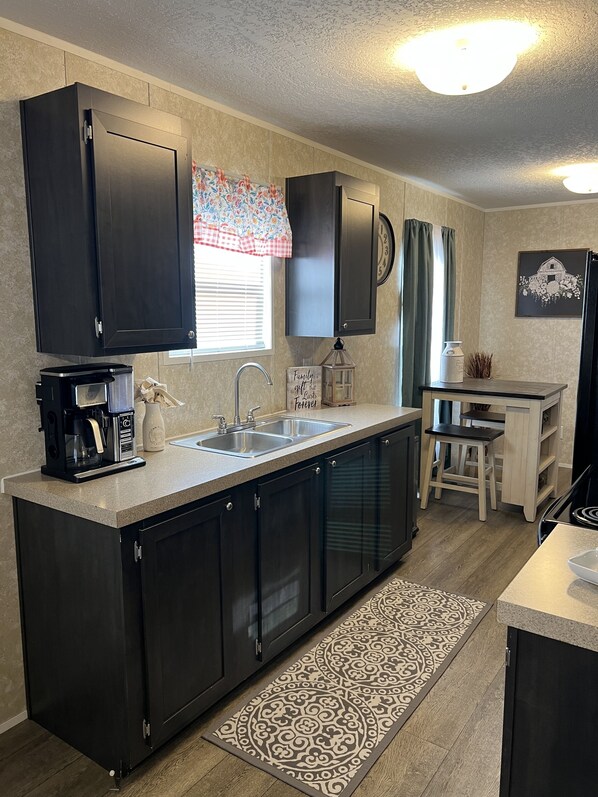 Fridge, microwave, oven, stovetop - Sleeps 4 -Private Country Retreat Near Savannah & Beaches - Close to i-95 & i-16 (Guyton)