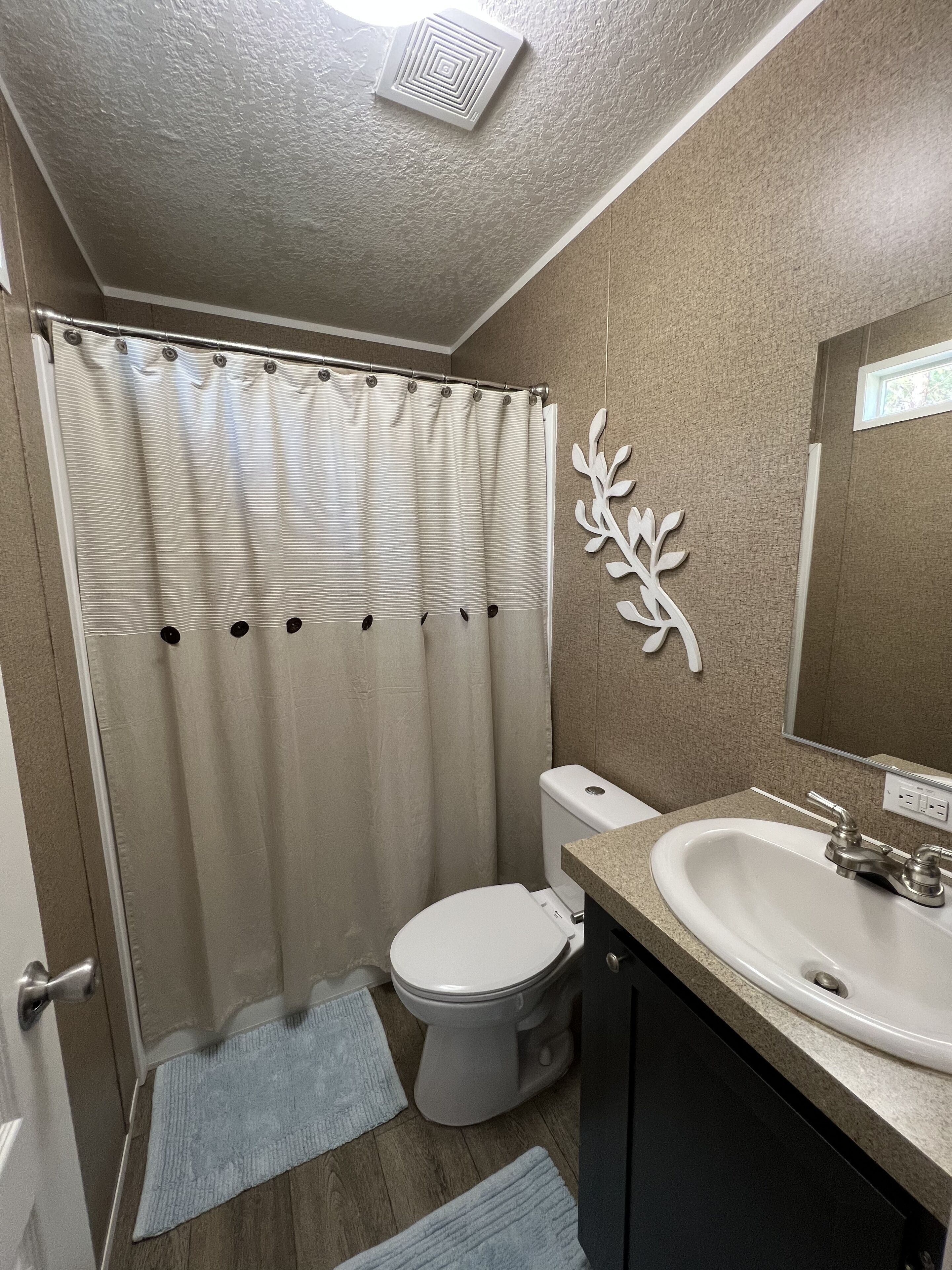 Douche, séchoir à cheveux, serviettes fournies, papier de toilette