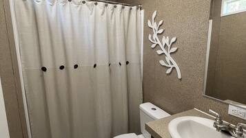 Dusche, Haartrockner, Handtücher, Toilettenpapier