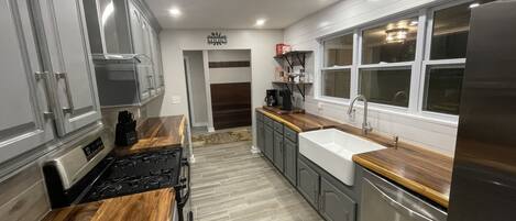 Kjøleskap, mikrobølgeovn, ovn og kokeplater