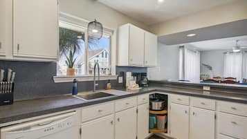 House (4 Bedrooms) | Property amenity