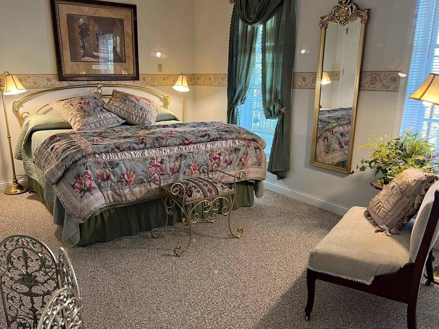 Premium Double Room, 1 King Bed | Premium bedding, pillow-top beds, individually decorated