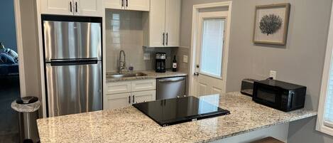 Jääkaappi, mikroaaltouuni, uuni, astianpesukone