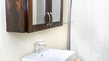 Douche, serviettes fournies, savon