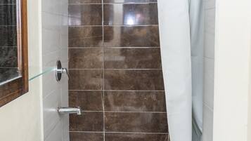 Douche, serviettes fournies, savon