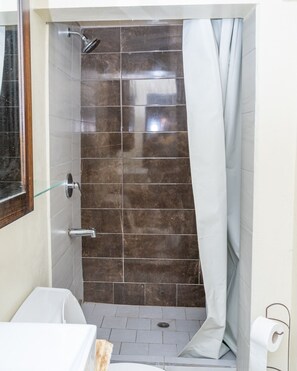Een douche, handdoeken, zeep