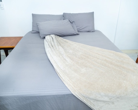 1 bedroom, WiFi, bed sheets. Cozy Nook nestled in the Santa Cruz Valley.
Queen sized bed Hot and cold shower
