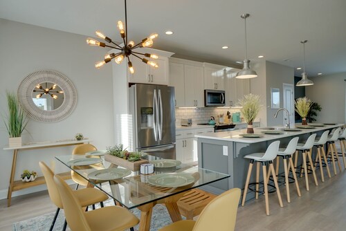 Bohemian Getaway Only 3-min Walk to Beach! Comes with HOT TUB, Bikes, Wagon