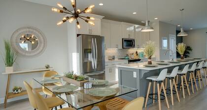 Bohemian Getaway Only 3-min Walk to Beach! Comes with HOT TUB, Bikes, Wagon