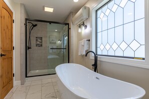Badewanne, Handtücher, Seife, Shampoo