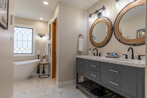 Bathtub, towels, soap, shampoo - A River Cliff View- 5 acres, riverfront, hot tub, firepit, pet friendly (Sugar Grove)
