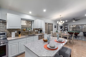 Fridge, microwave, oven, stovetop - Hot Pool Game Home! Goodyear Stadium! Discounted! (Goodyear)