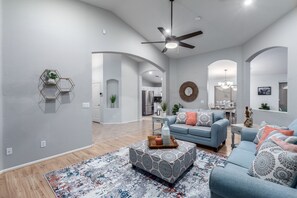 スマートテレビ、ミュージックライブラリ、ビデオライブラリ、書斎 / ワークスペース