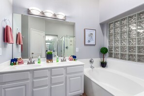 Combined shower/bathtub, hair dryer, towels - Hot Pool Game Home! Goodyear Stadium! Discounted! (Goodyear)