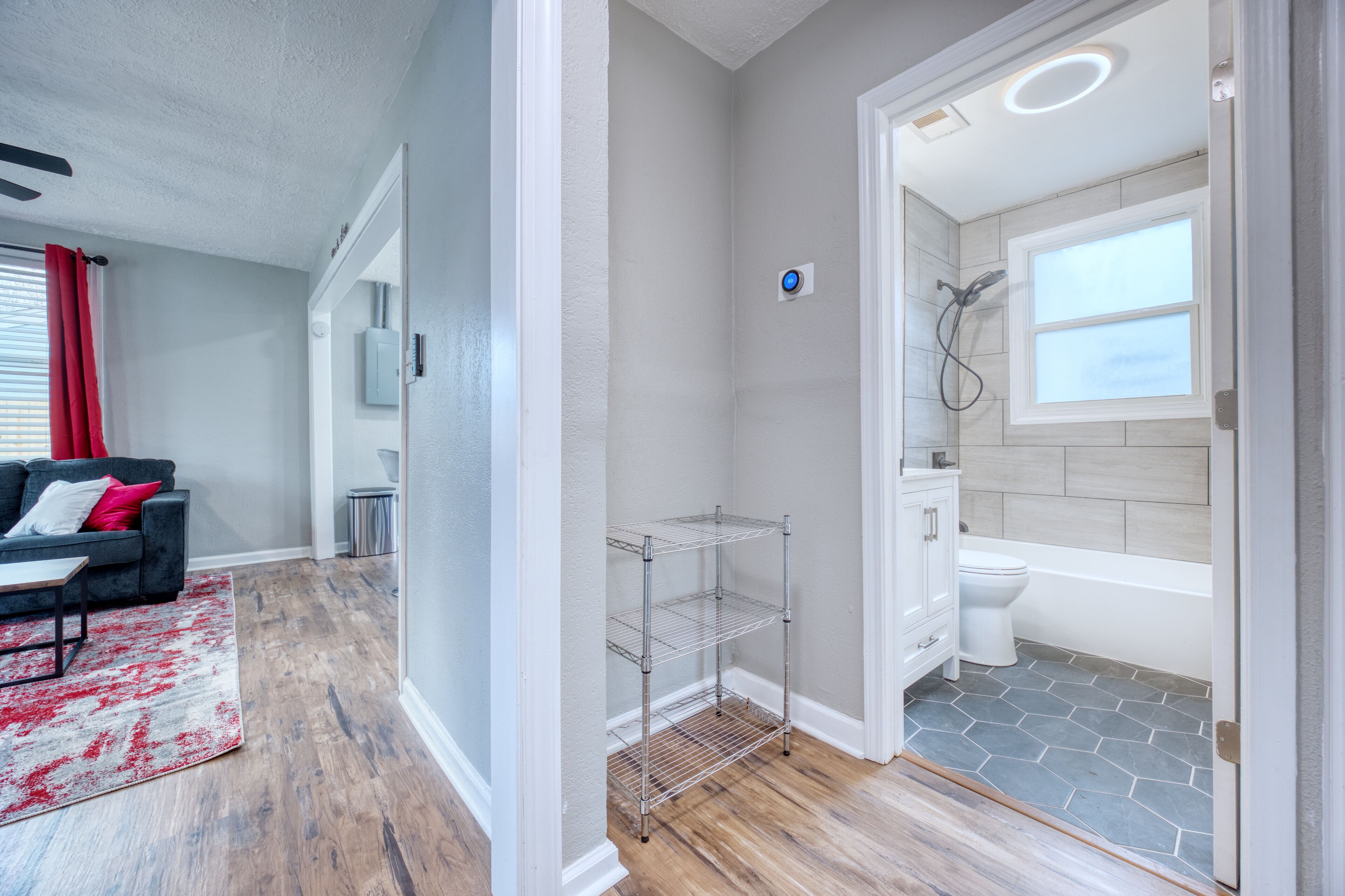 Un baño moderno con ducha, inodoro y bañera.