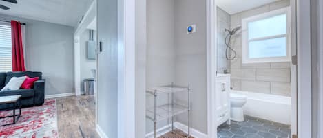 Un baño moderno con ducha, inodoro y bañera.