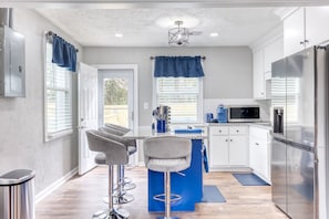 Fridge, microwave, oven, stovetop - Cozy Home with City Views (Columbus)