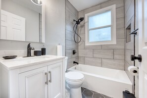 Kostenlose Toilettenartikel, Haartrockner, Handtücher, Seife