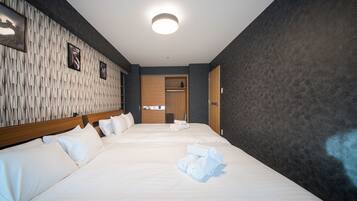 Design Room | 2 bedrooms, blackout drapes, free WiFi