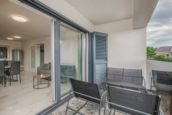 Outdoor dining - Apartment Martina 3 on the first floor (Malinska)