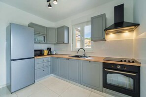Fridge, oven, dishwasher, coffee/tea maker