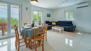 Un vaste espace de vie comprenant une table à manger, des chaises, un canapé et une table basse.